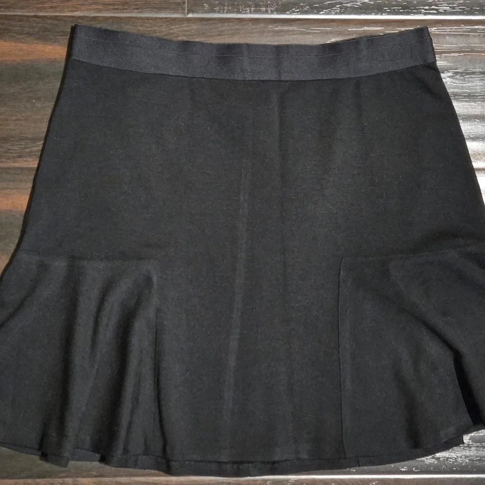 🍎 ELIE TAHARI SLIP-ON BLACK FLAIR SKIRT WITH ELASTIC WAISTBAND - SIZE MEDIUM - Picture 2 of 3